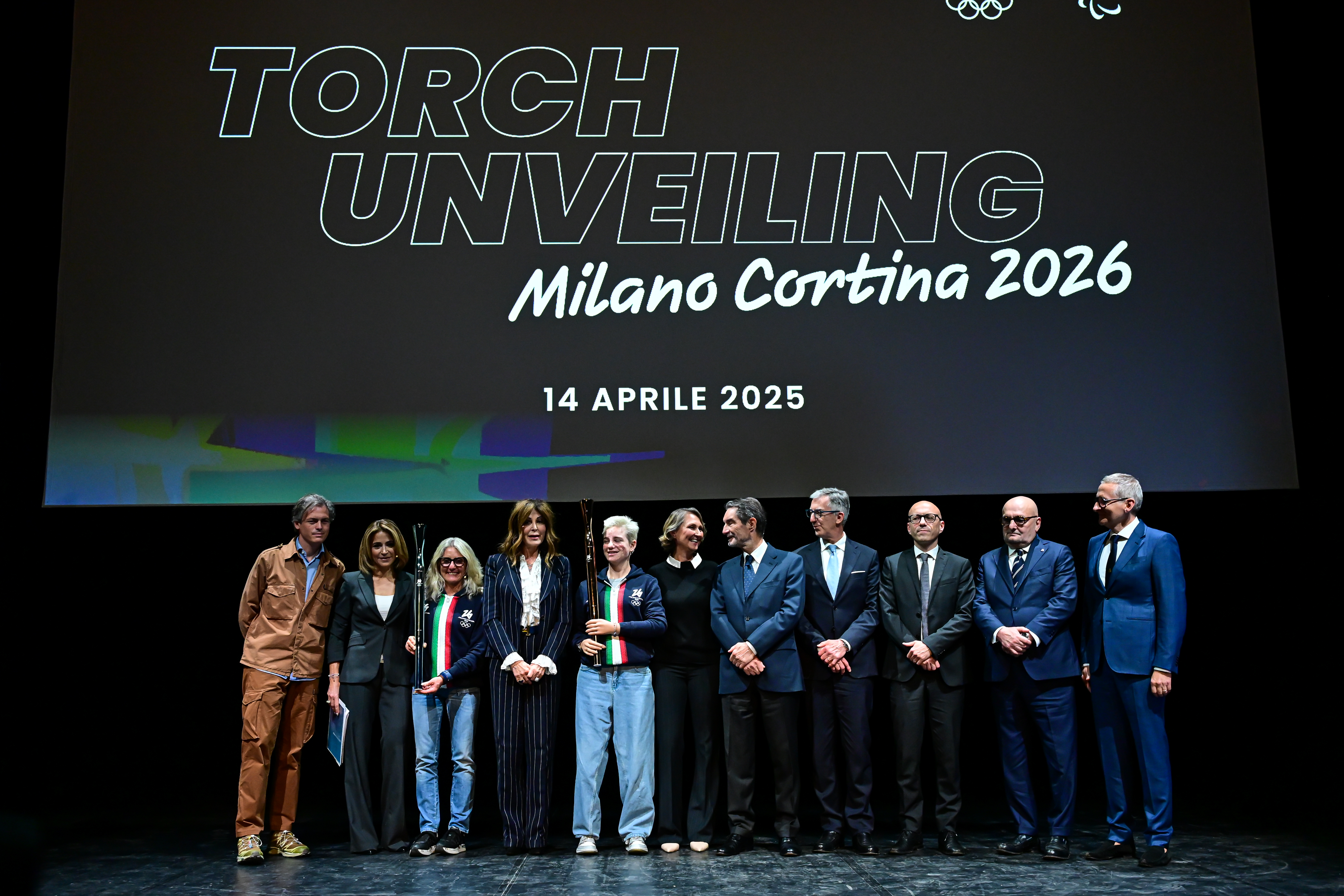 2026 Olimpiyatları meşalesi Milano'da tanıtıldı