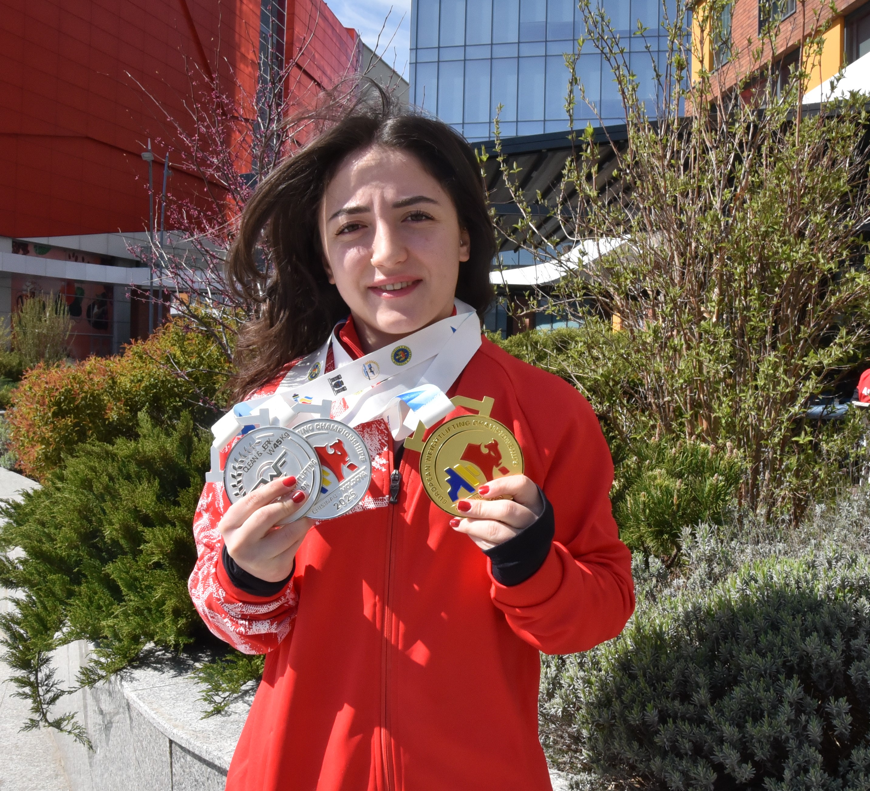 Milli halterci Cansu Bektaş'ın üçüncü Avrupa şampiyonluğu sevinci